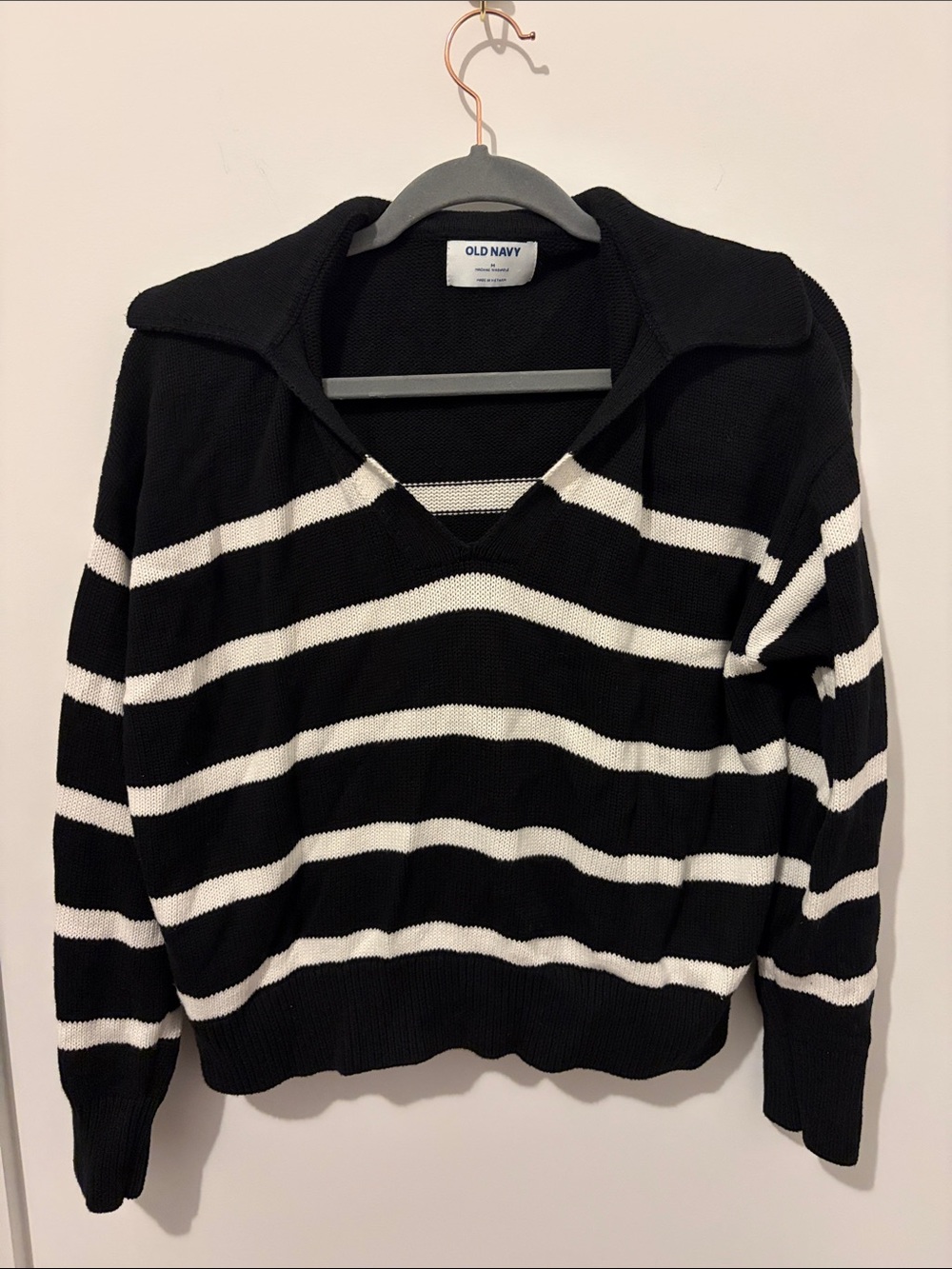 Old Navy Black & White Striped V-Neck Sweater